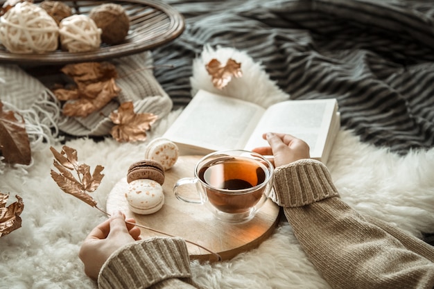 Otoño bodegón niña sosteniendo una taza de té.