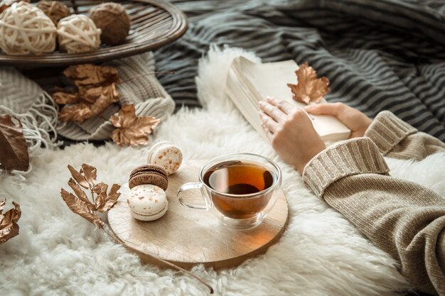 Otoño bodegón niña sosteniendo una taza de té.