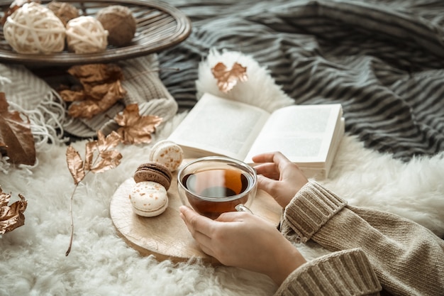 Otoño bodegón niña sosteniendo una taza de té.