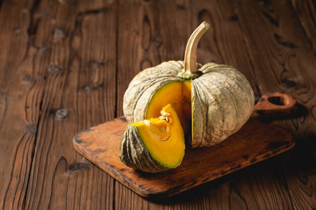 Otoño calabaza en mesa de madera.