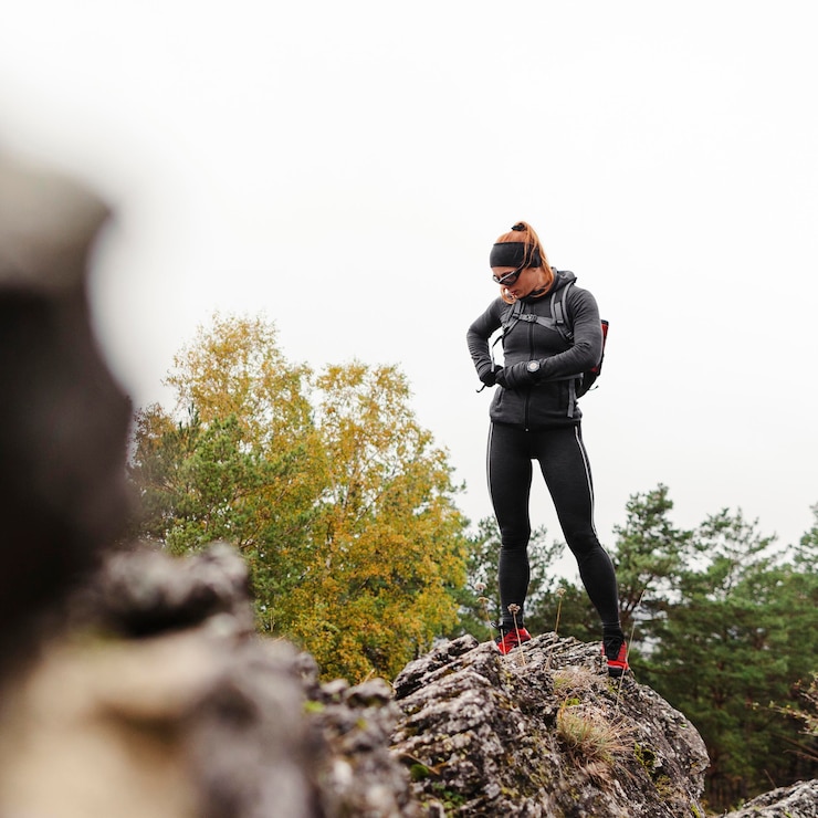 Foto gratuito otoño corriendo al aire libre entrenamiento borrosa piedras