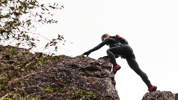 Foto gratuita otoño corriendo al aire libre entrenamiento tiro largo vista baja