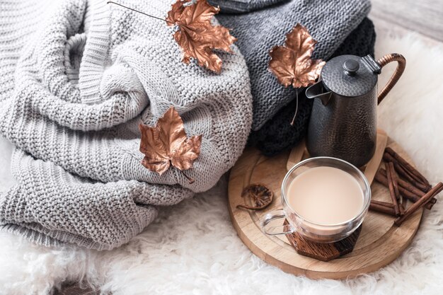 Otoño-invierno Acogedora casa muerta con una taza de bebida caliente.