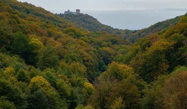 Otoño en la montaña Medvednica con el castillo Medvedgrad en Zagreb, Croacia