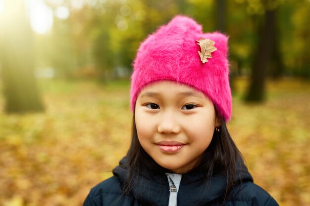 Otoño niña en otoño