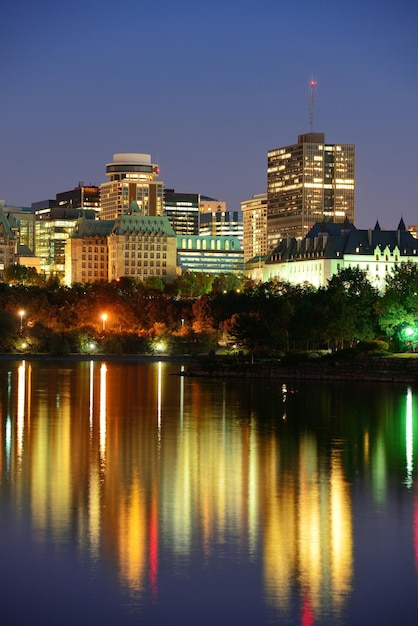 Ottawa por la noche sobre el río con arquitectura histórica.