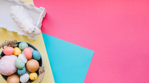 Ovejas y cuenco con huevos de Pascua