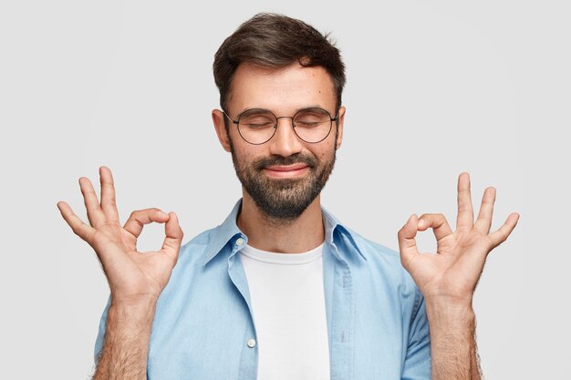 ¡Oye, lo tengo! Hombre satisfecho satisfecho con barba espesa, dice que todo está bien y bajo control con gesto