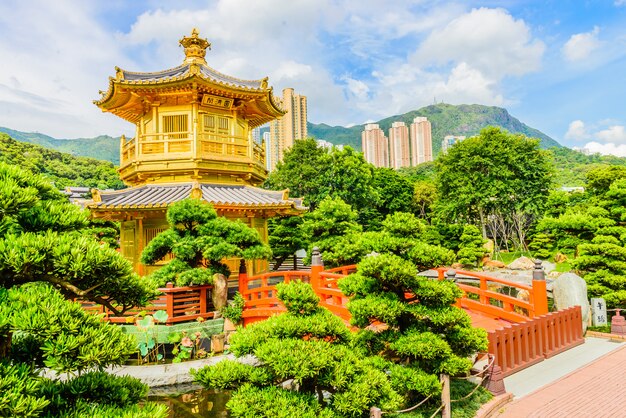 Pabellón chino de oro en el parque de Hong Kong