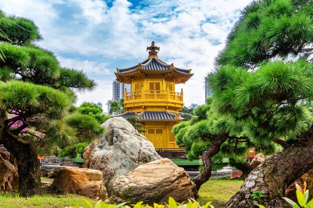 Pabellón dorado en el jardín Nan Lian cerca del templo Chi Lin Nunnery, Hong Kong.