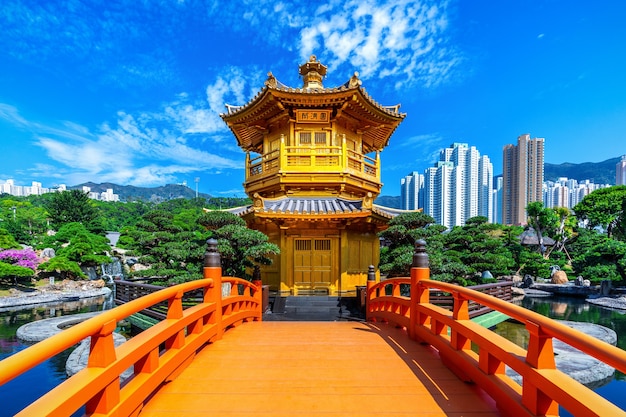 Pabellón dorado en el jardín Nan Lian cerca del templo Chi Lin Nunnery, Hong Kong.