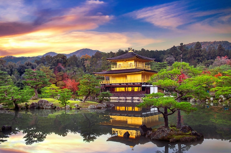 Foto gratuito el pabellón dorado. templo kinkakuji en kyoto, japón.