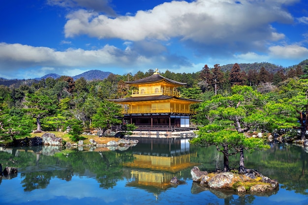 Foto gratuita el pabellón dorado. templo kinkakuji en kyoto, japón.