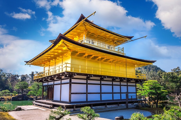 Foto gratuita el pabellón dorado. templo kinkakuji en kyoto, japón.