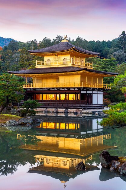 El Pabellón Dorado. Templo Kinkakuji en Kyoto, Japón.