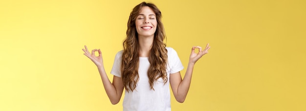 Foto gratuita paciencia felicidad bienestar alegre aliviado atractivo pacífico relajado joven feliz respirar