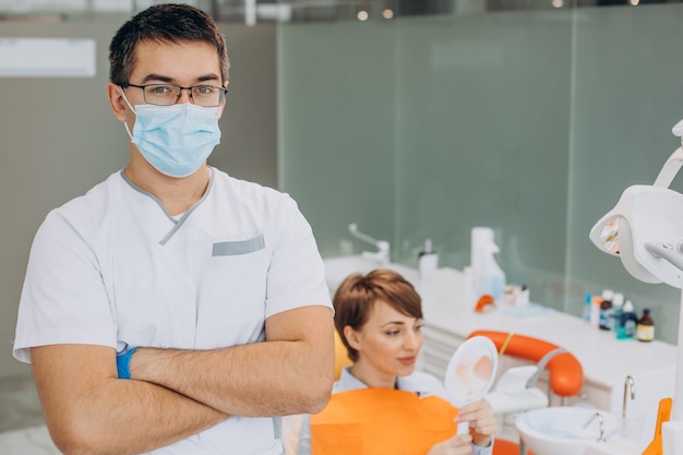 Paciente acostado en la silla del dentista después de la higiene