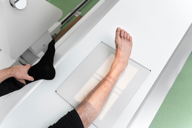 Paciente de alto ángulo obteniendo escaneo de pierna