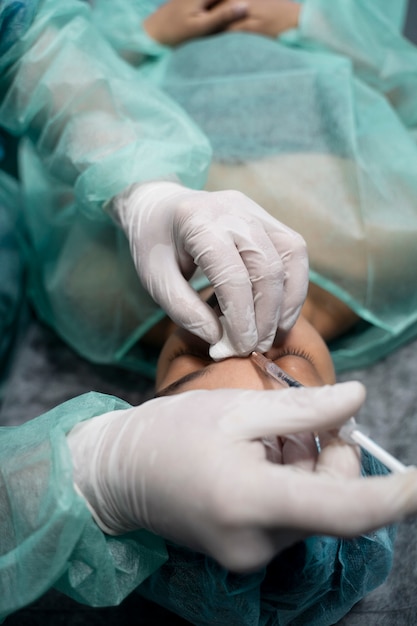 Foto gratuita paciente de alto ángulo recibiendo anestesia en el hospital