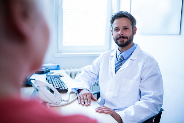 Foto gratuita paciente consultar a un médico