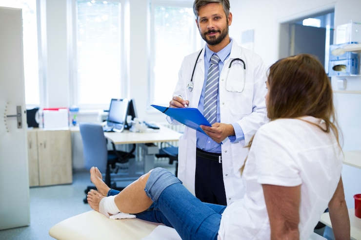 Foto gratuito paciente consultar a un médico