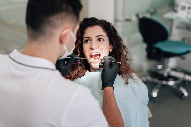 Paciente en el consultorio del dentista que tiene un chequeo