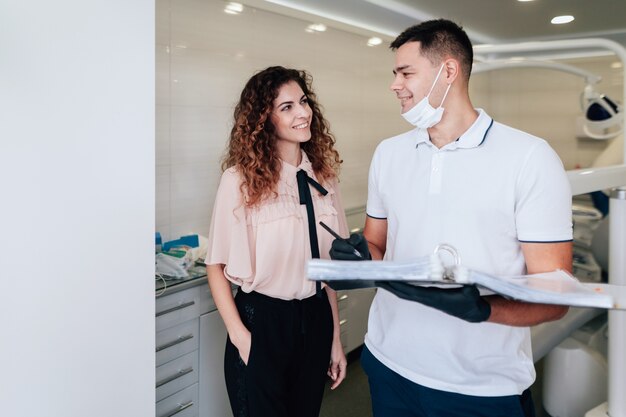 Paciente y dentista mirándose en la oficina