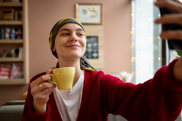 Paciente disfrutando del tiempo libre después del tratamiento de quimioterapia