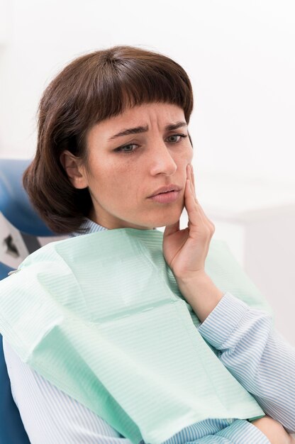 Paciente con dolor de muelas en el consultorio del dentista