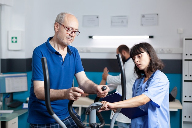 Foto gratuita paciente de edad haciendo ejercicio físico para la recuperación de lesiones