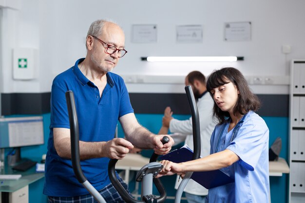 Paciente de edad haciendo ejercicio físico para la recuperación de lesiones