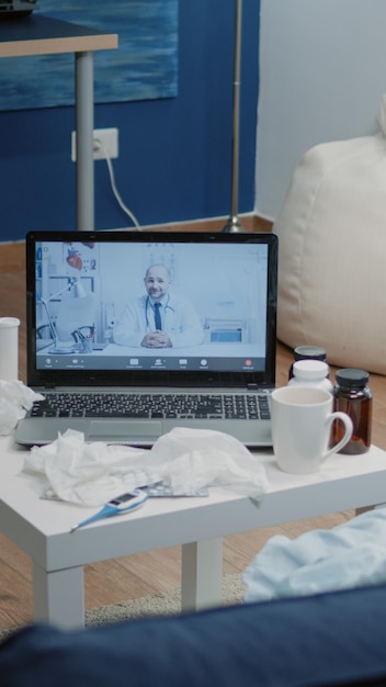 Paciente con enfermedad mediante videollamada para telemedicina en portátil