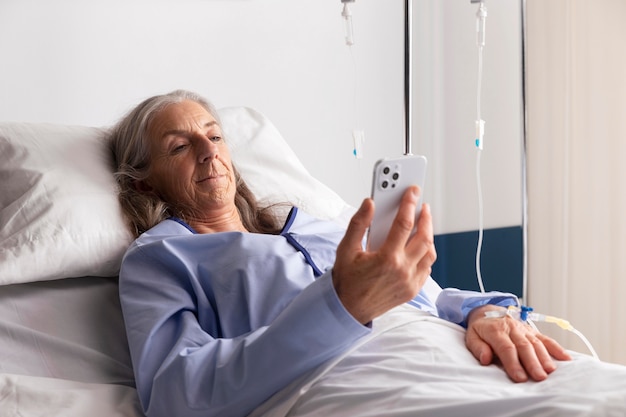 Foto gratuita paciente enfermo en la cama en el hospital