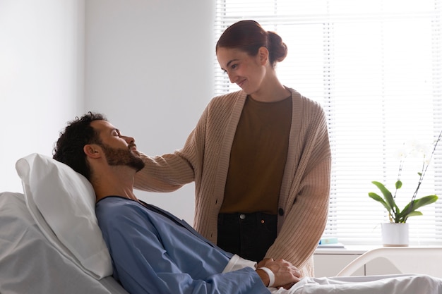 Foto gratuita paciente enfermo hablando con su esposa