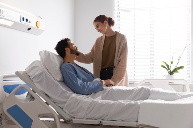 Paciente enfermo hablando con su esposa