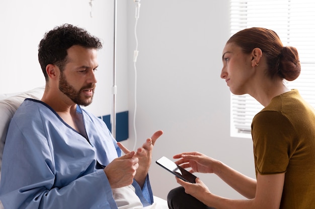 Paciente enfermo hablando con su esposa