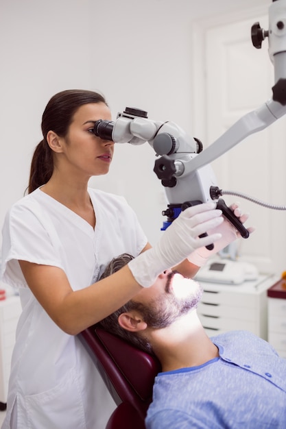 Foto gratuita paciente examinador mujer dentista