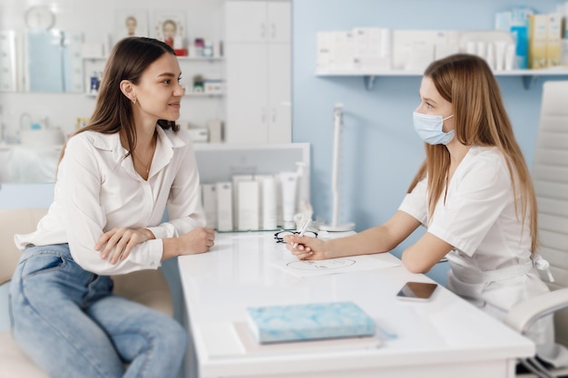 paciente femenina visita al médico de cosmetología