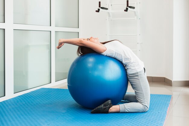 Paciente femenino con balón de ejercicio