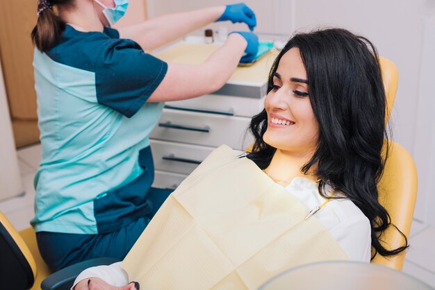 Paciente femenino esperando al dentista en la oficina