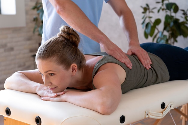 Foto gratuita paciente haciendo fisioterapia de cerca