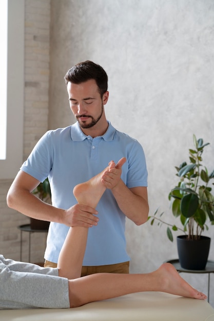 Foto gratuita paciente haciendo fisioterapia de cerca