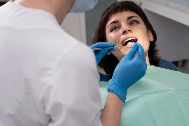 Paciente joven con procedimiento dental en el ortodoncista