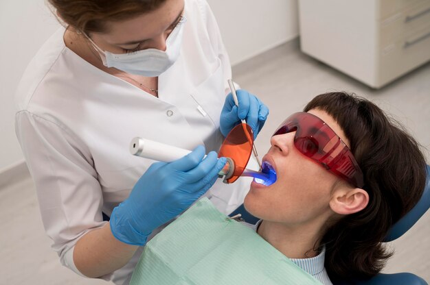 Paciente joven con procedimiento dental en el ortodoncista