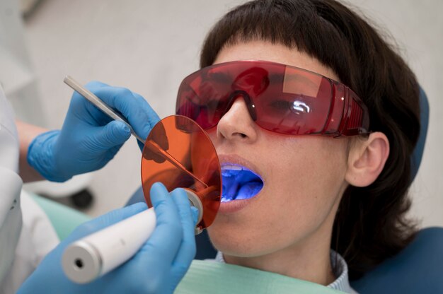Paciente joven con procedimiento dental en el ortodoncista