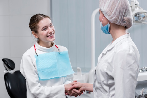 Paciente mano con dentista