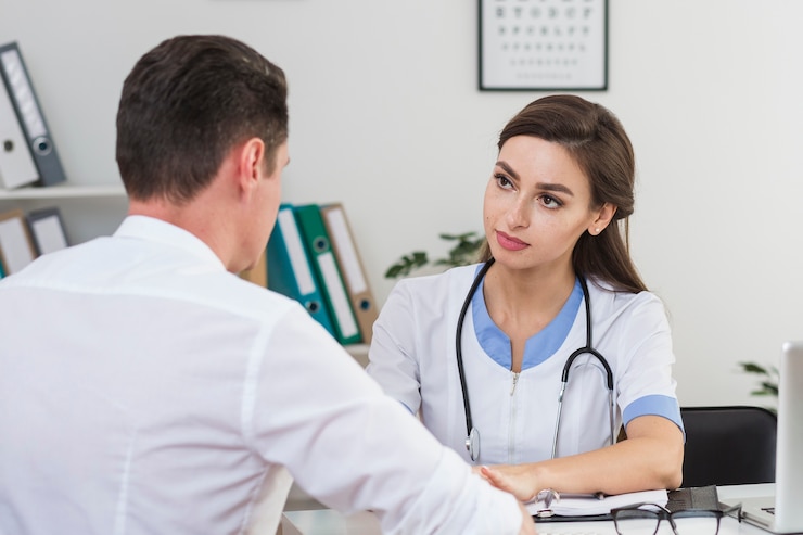 Foto gratuito paciente masculino hablando con hermoso doctor