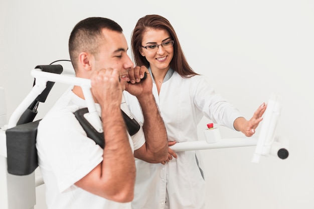 Paciente masculino trabajando en máquina médica