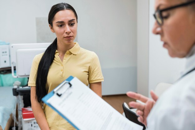 Paciente y médico hablando de diagnosticar