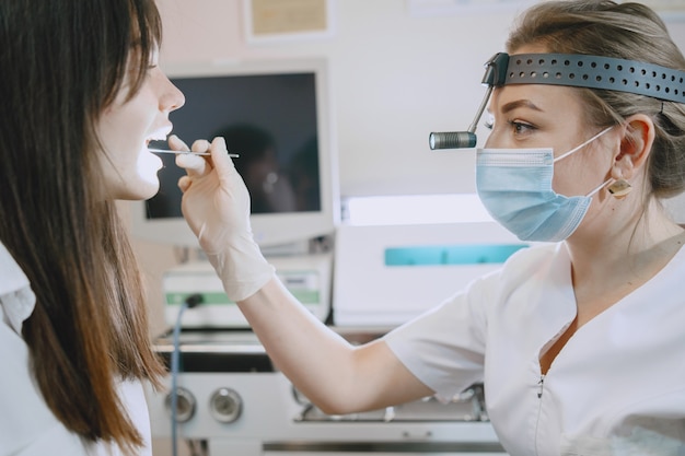 Paciente mujer en el consultorio médico.